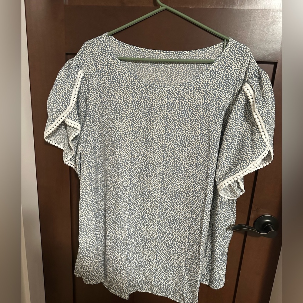 Blouse, NEW, 4x-best fit a 2x.  Great split sleeves.